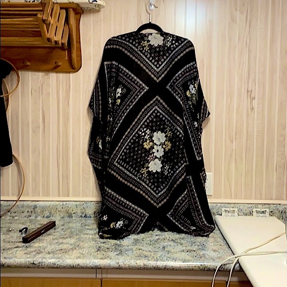 Semi-sheer Kimono - Picture 3 of 3